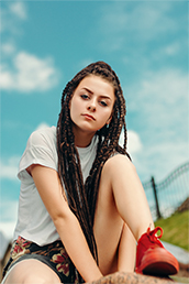 أخصائية تصميم أظافر محترفة